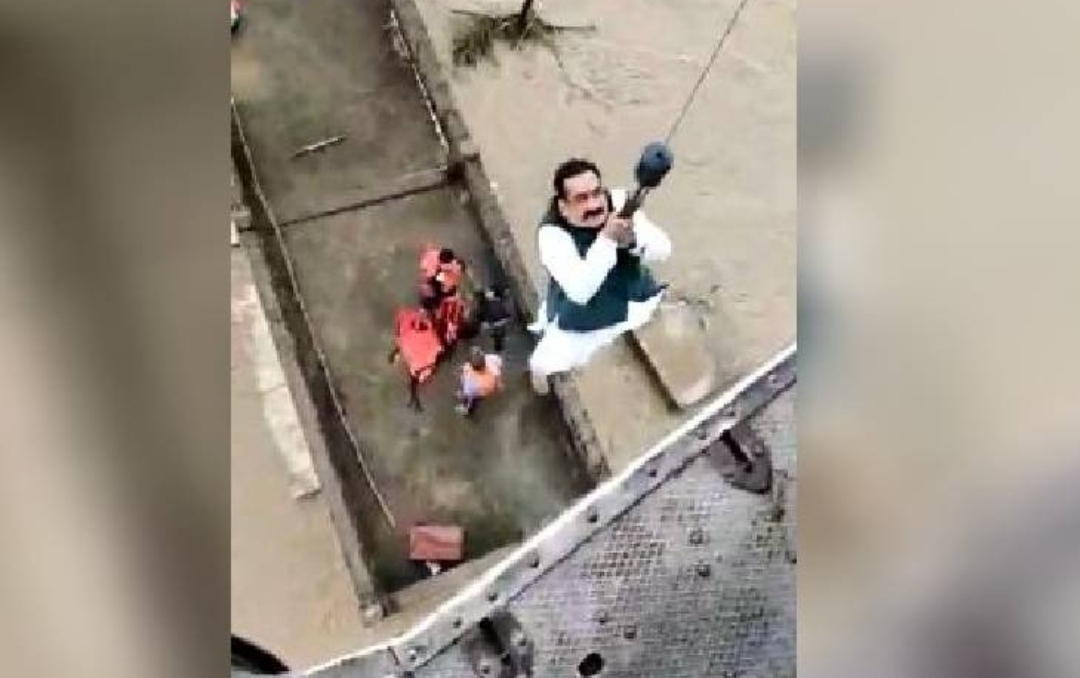 भारतमा बाढीको अवलोकन गर्न गएका गृहमन्त्री आफै फसेपछि एयरफोर्सद्वारा उद्धार