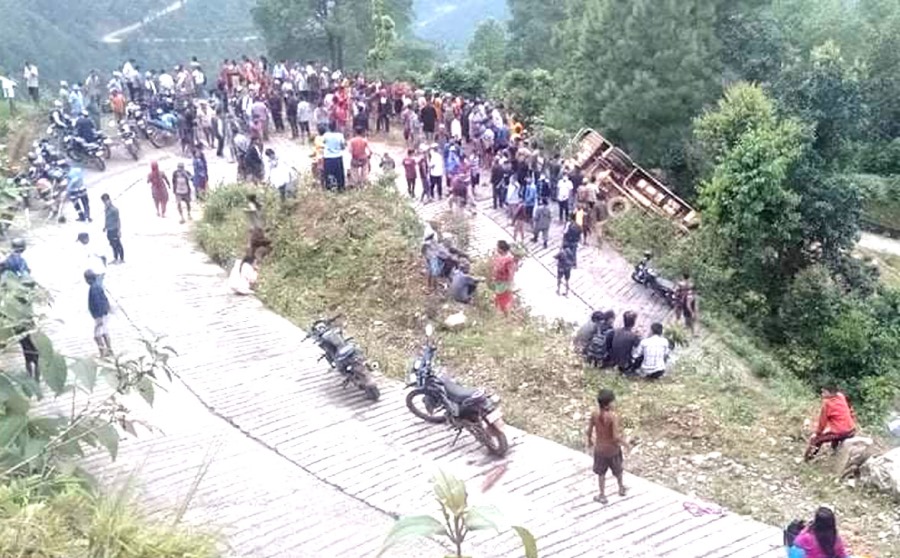 सिन्धुपाल्चोकमा यात्रुवाहक बस दुर्घटना हुदा दुईको मृत्यु, ३१ जना घाइते
