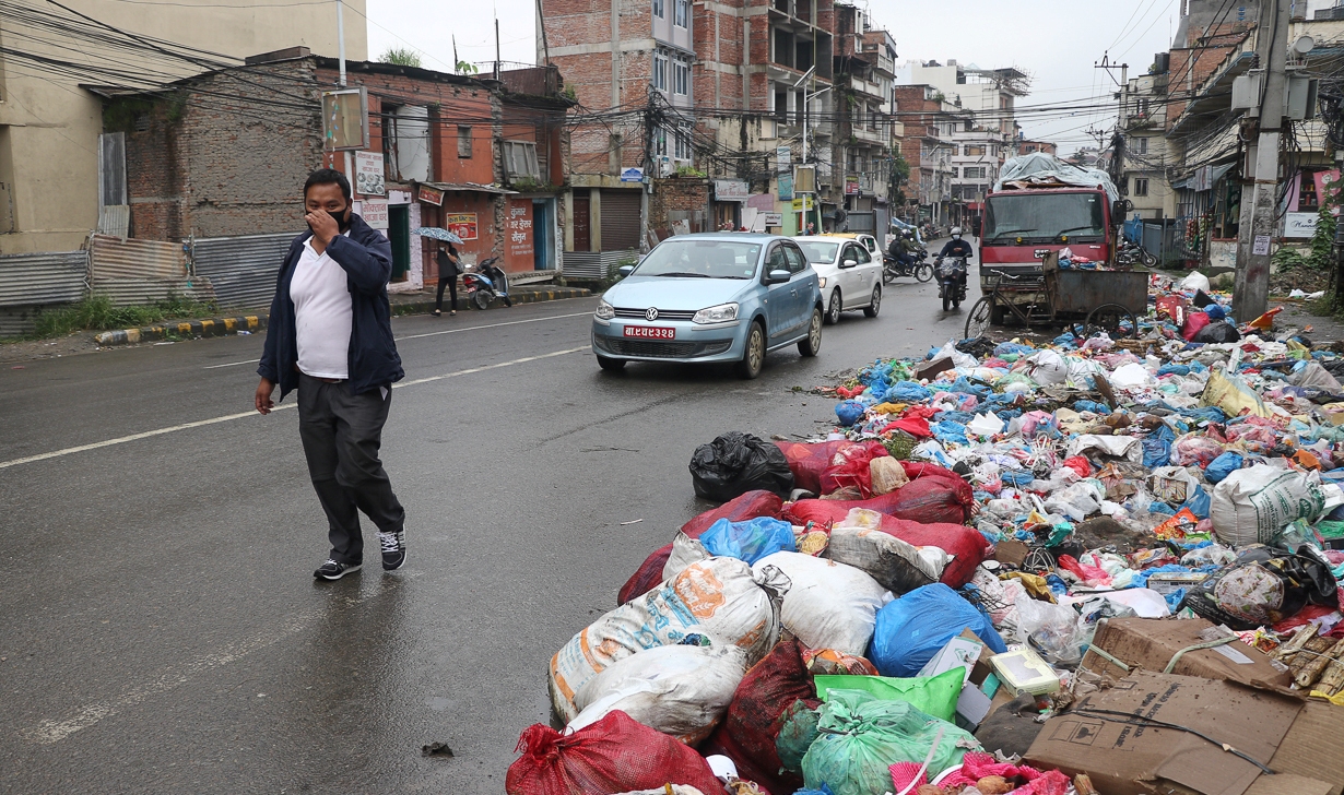 काठमाडौँका मुख्य चोकको फोहर अझै उठ्न सकेन