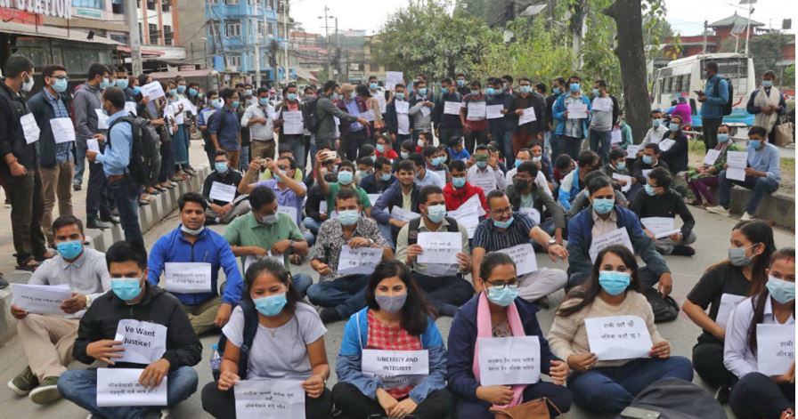 अधिकृत पदको नतिजा प्रकाशन गर्न ढिलाइ गरेको विरोधमा परीक्षार्थीहरुले काठमाडौंमा प्रदर्शन