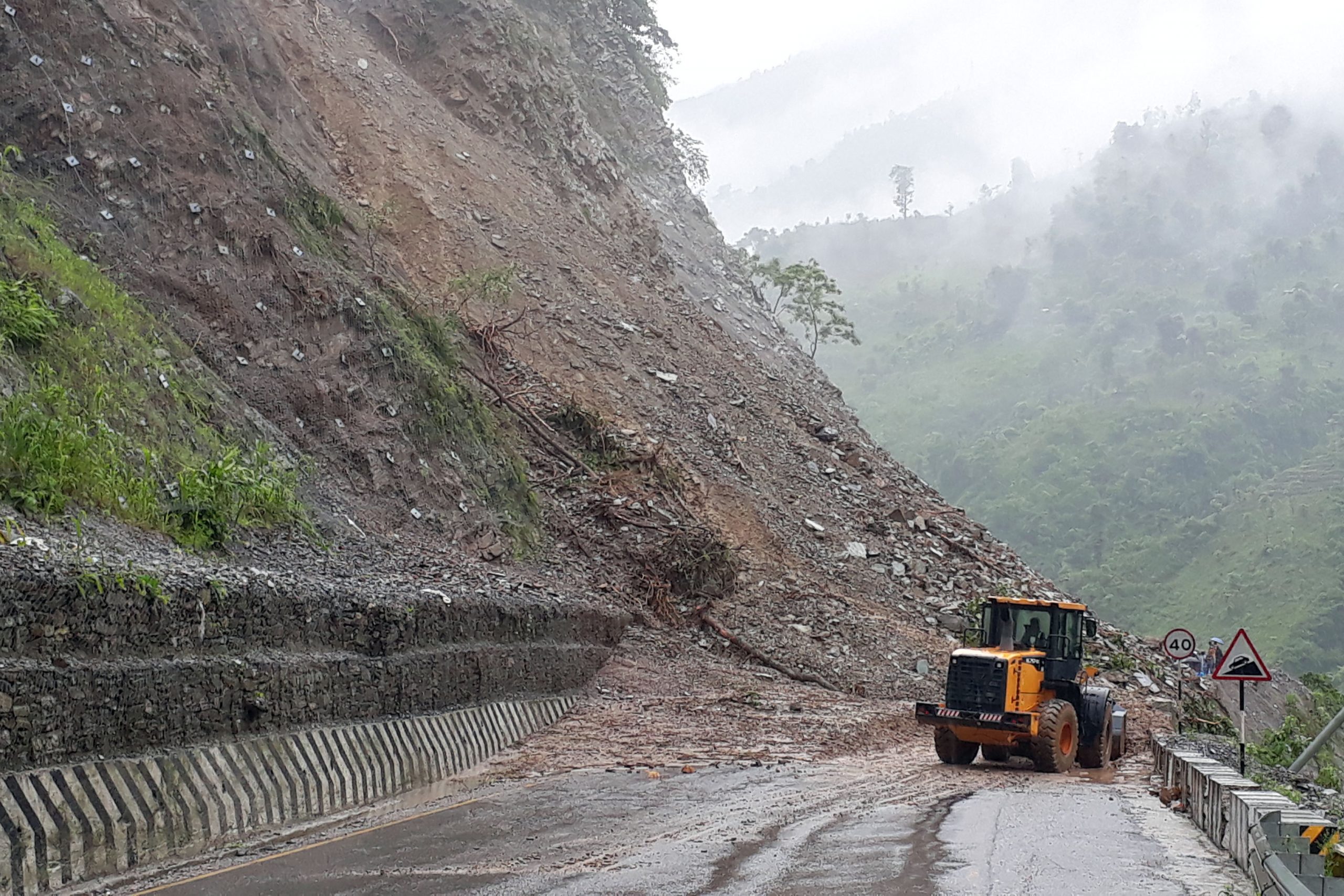 मुग्लिन-नारायणगढ सडक खण्ड पुनः अवरुद्ध