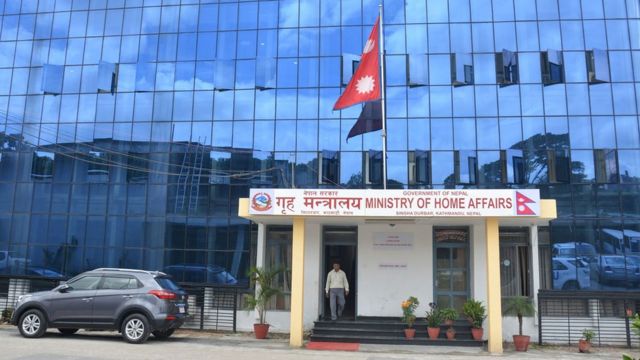 नियुक्त भएको केहीदिनमै गृहमन्त्री खाँणले गरे १२ सिडियोको सरुवा
