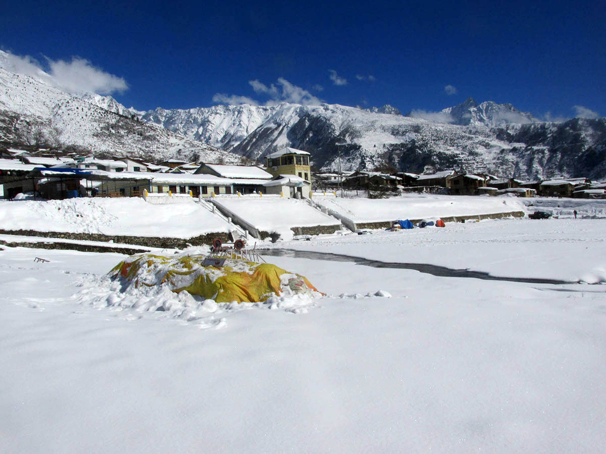 हिमपातले हुम्लाको तुम्लिङमा फसेका १२ जनाको उद्धार