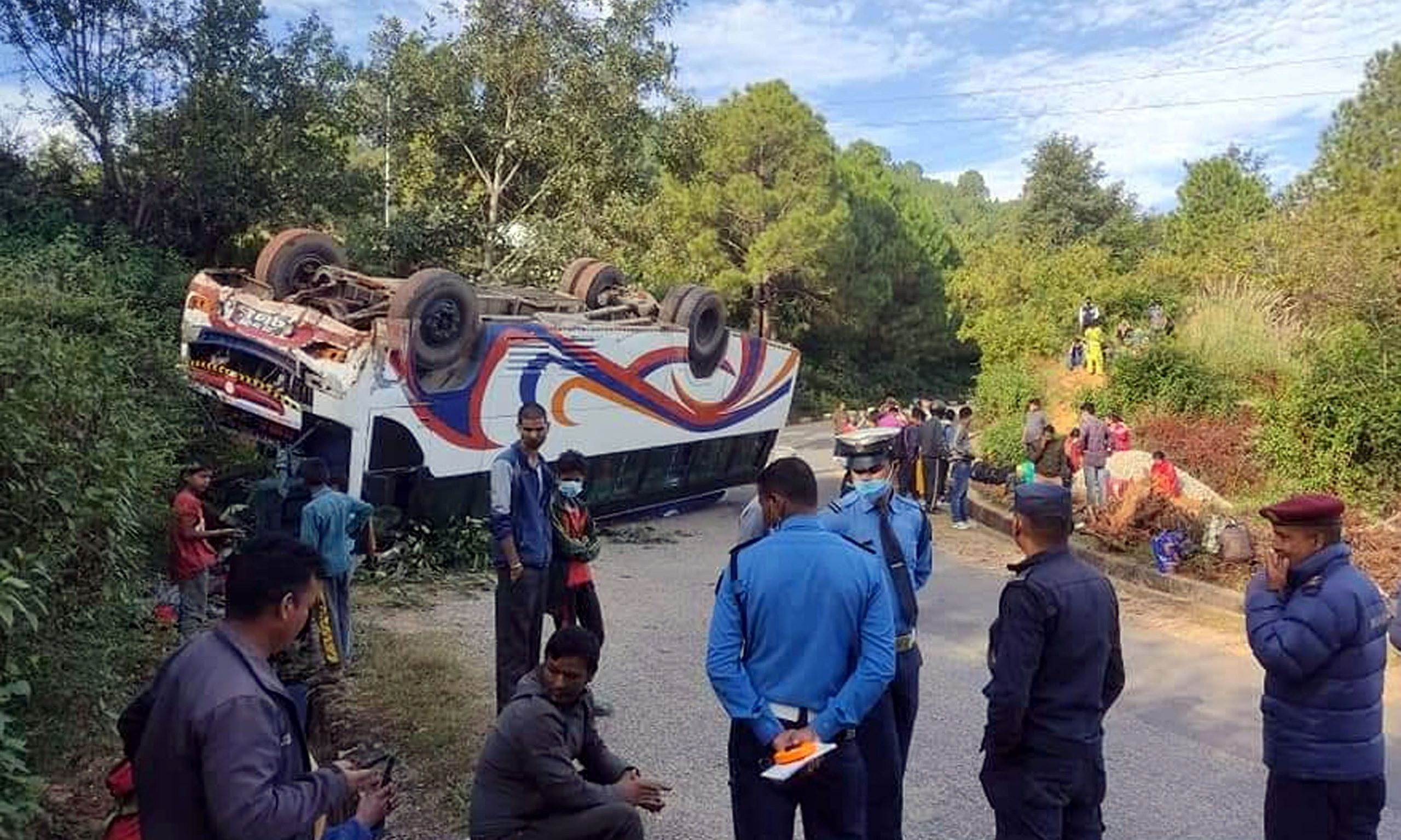 डडेल्धुरामा बस दुर्घटना, २ बालबालिकासहित १६ जना घाइते