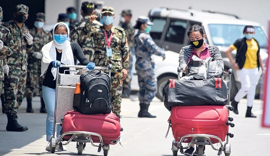 ऋण लिँदै, घर फर्कंदै श्रमिक
