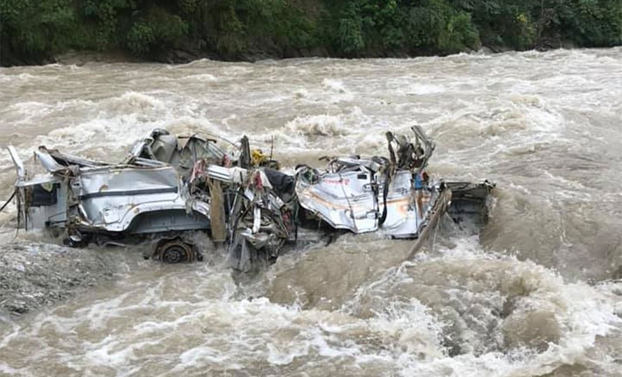 गुल्मीको डहरे खोलाले बगाएको जिप भेटियो