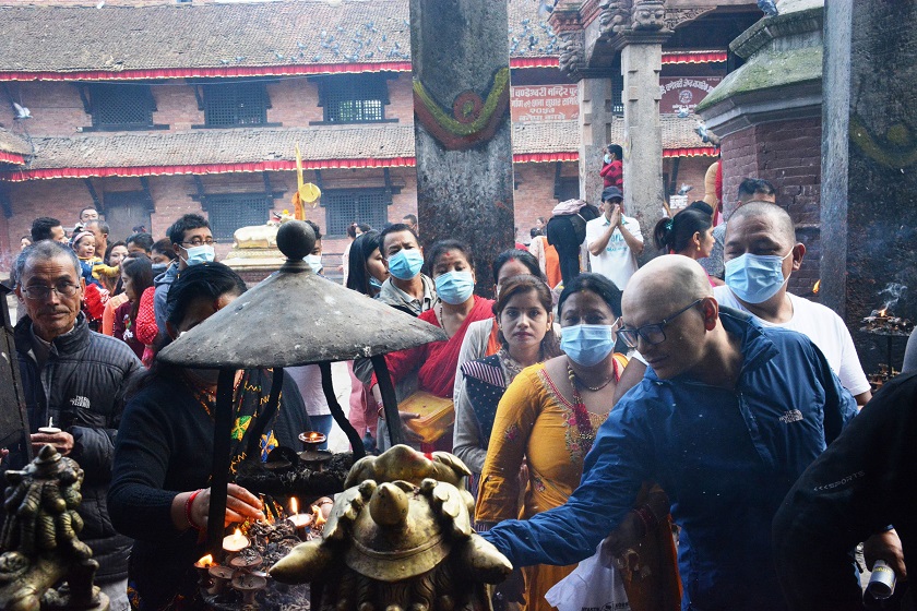 शक्तिपीठमा बिहानैदेखि भक्तजनको चहलपहल