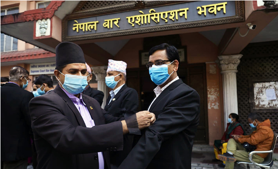 कालोपट्टी बाँधेर कानुन व्यवसायी आन्दोलित