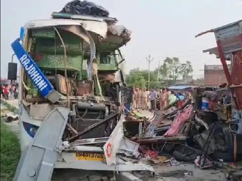 भारतमा ट्रक र पर्यटक बस ठोक्किँदा ९ को मृत्यु