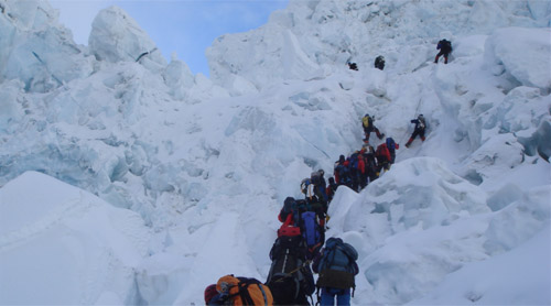 बेपत्ता आरोहीको खोजीमा संलग्न अन्तर्राष्ट्रिय माउन्टेन गाइडको उद्धार
