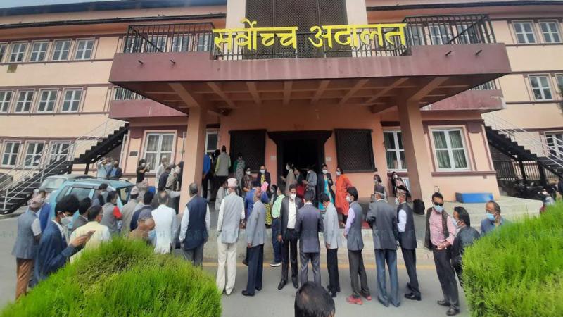 सर्वोच्च अदालत परिसरमै वकिलबीच कुटाकुट !