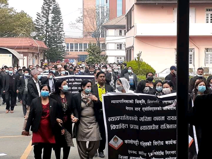 सर्वोच्चमा झडप ; प्रहरी र बार अध्यक्षसहित केही घाइते