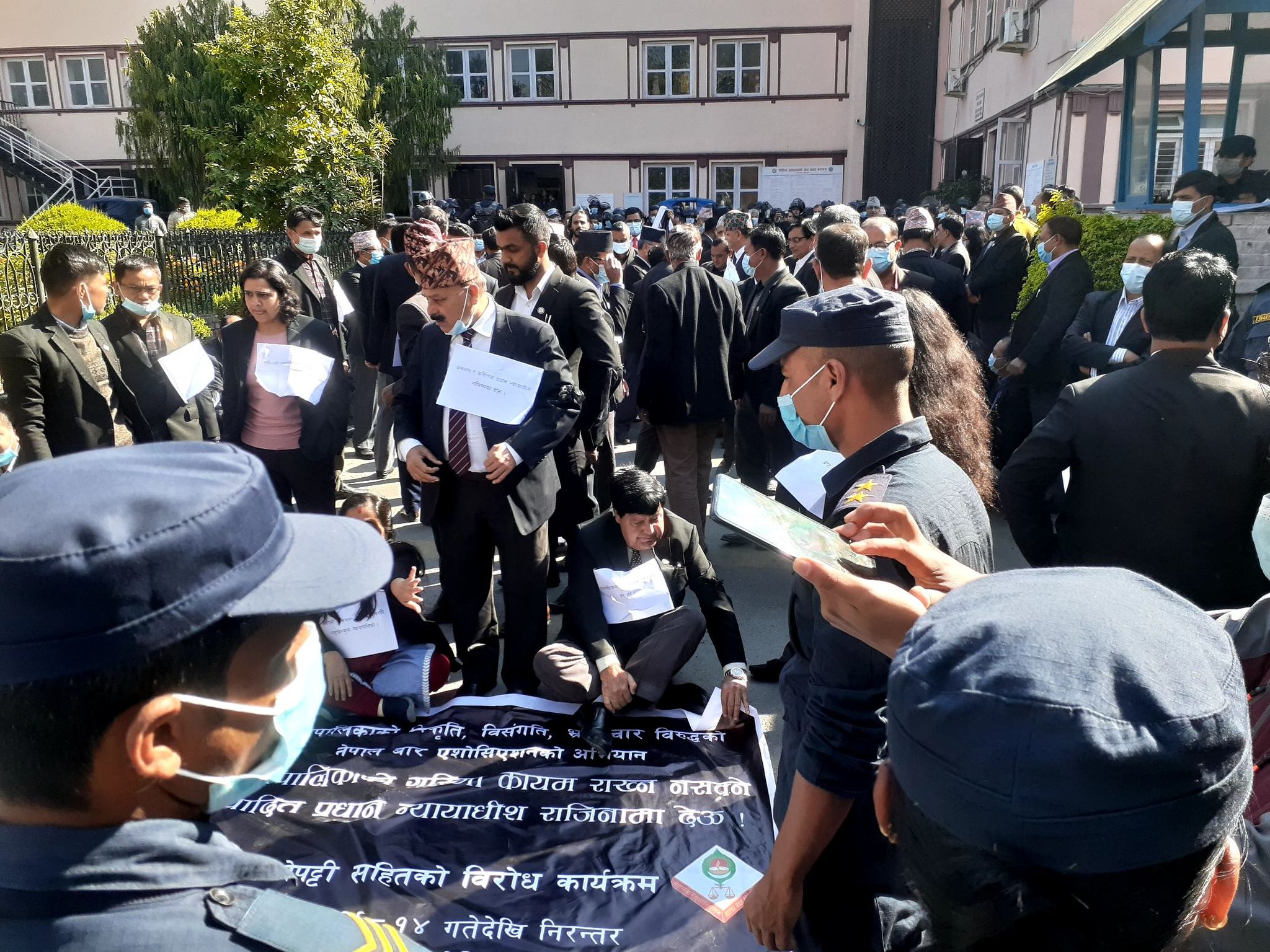 नेपाल बन्दमा पनि बारको सर्वोच्चमा आन्दोलन