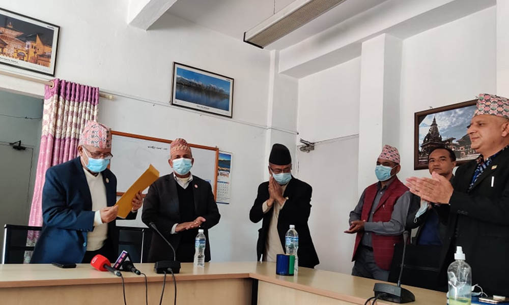 प्रधानन्यायाधीशलाई महाअभियोगको माग गर्दै माधव नेपाललाई बारको ज्ञापनपत्र