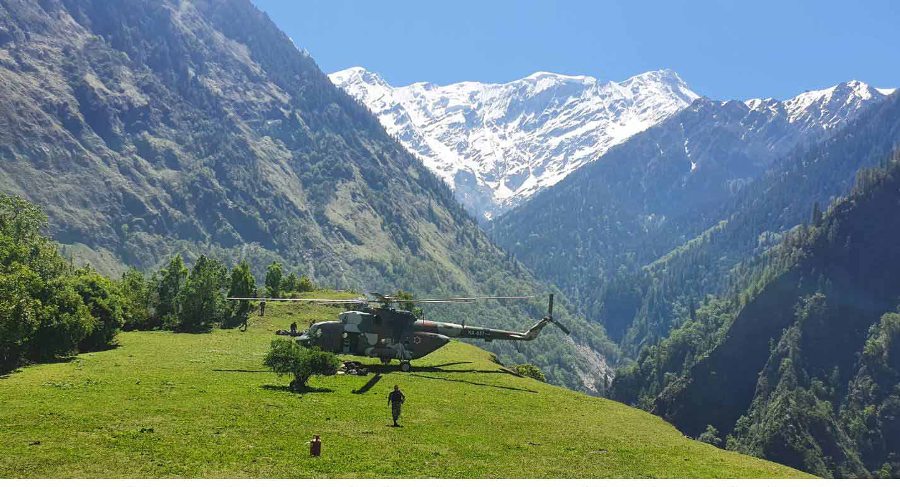 हुम्लामा सेनाको हेलिकप्टरबाट खाद्यान्न ढुवानी