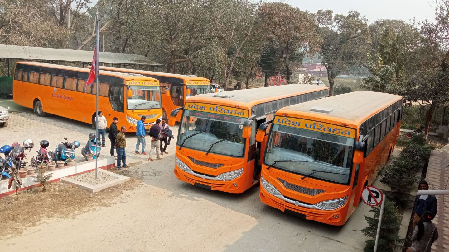 सामुदायिक विद्यालय अब्बल बनाउन बस हस्तान्तरण