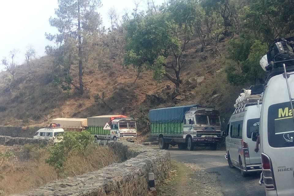 ट्याङ्कर फस्दा केआईसिंह राजमार्ग अवरुद्ध
