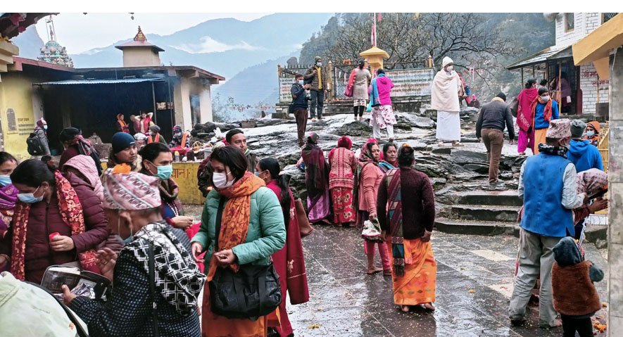 गलेश्वरमा शतबीज रोपण र दीपदान गर्नेको भीड
