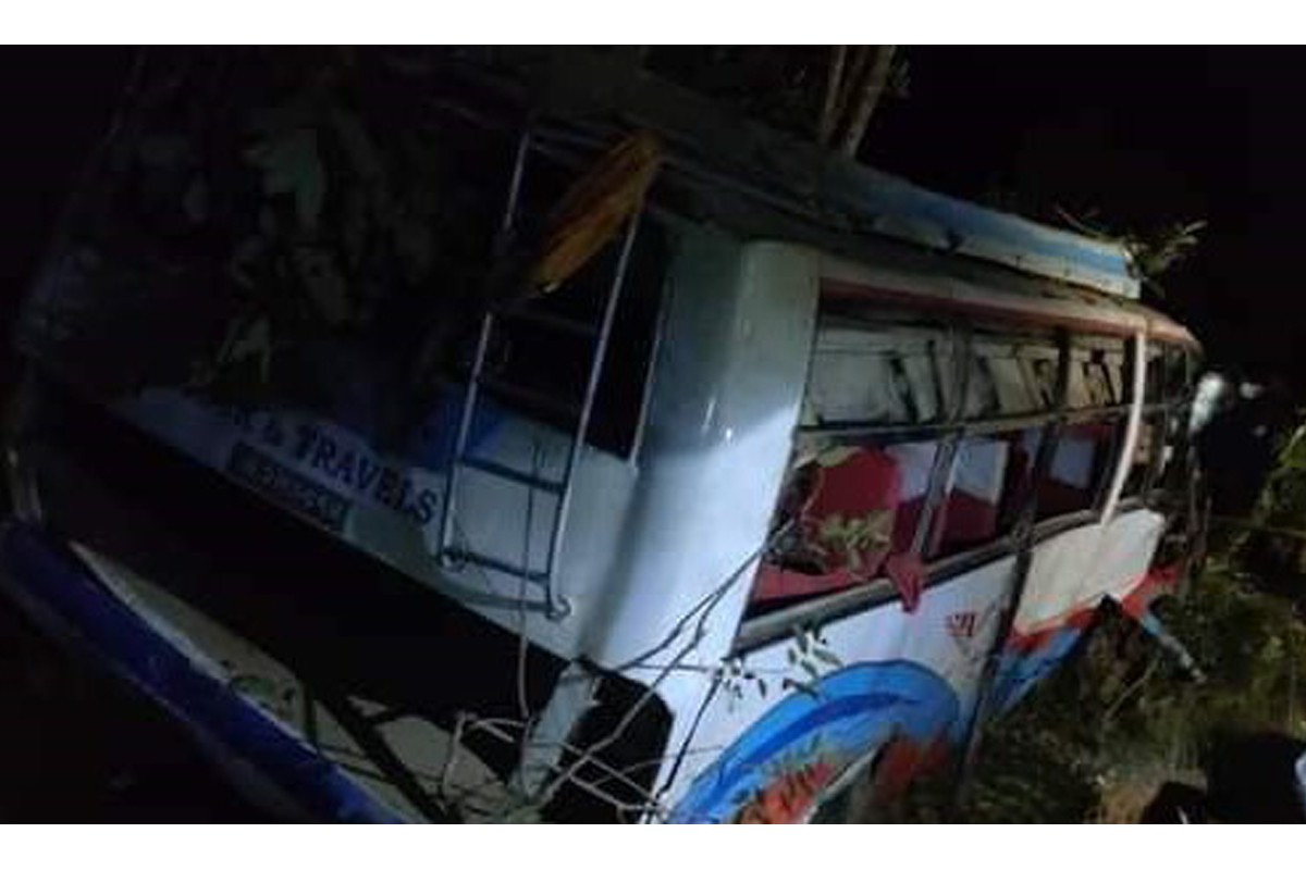 जन्ती बोकेको बस दुर्घटना हुँदा चालकको मृत्यु, ८ जना गम्भीर घाइते