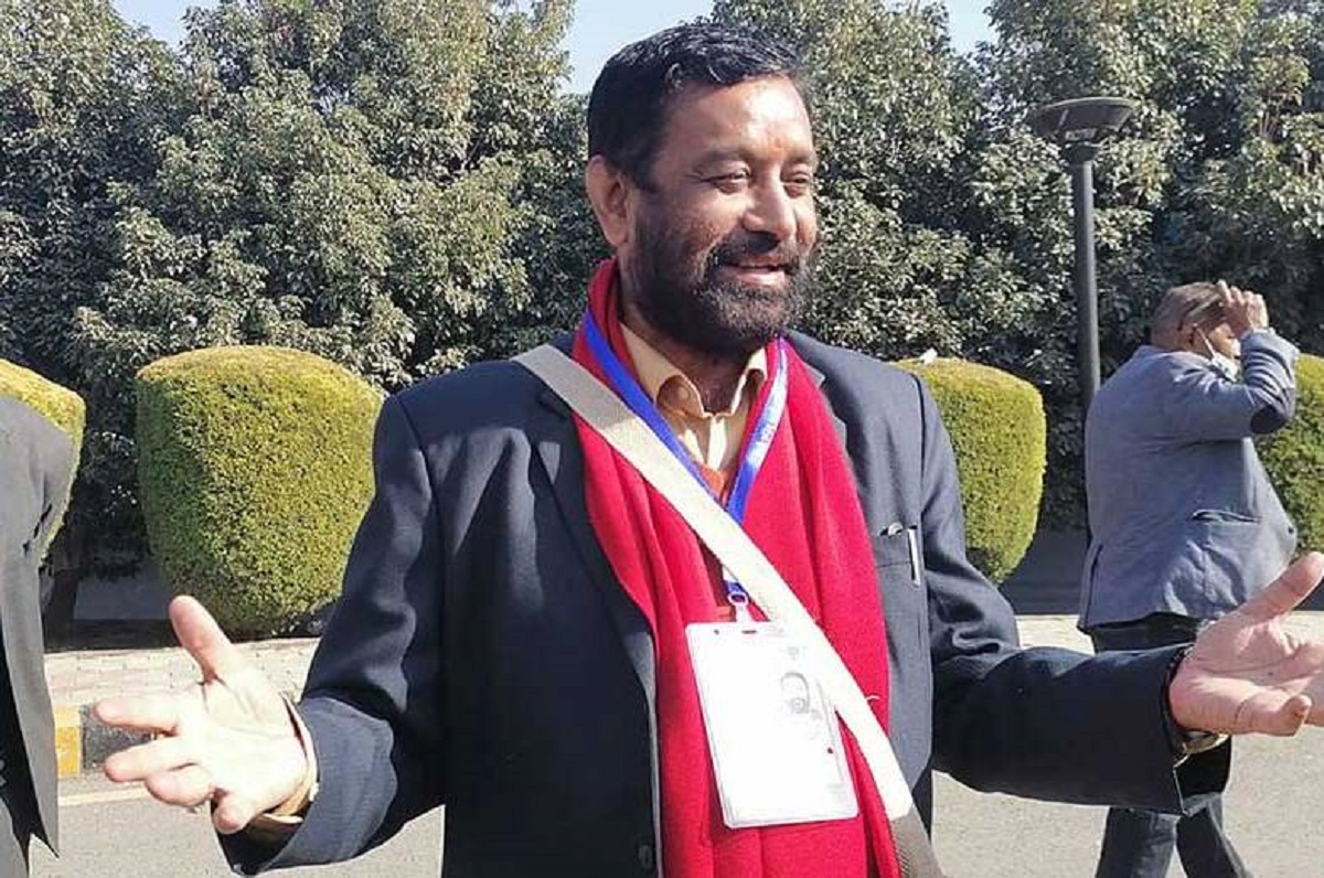 सभापतिका उम्मेदवार प्रकाशमान सिंह र विमलेन्द्र निधिले गरे मतदान