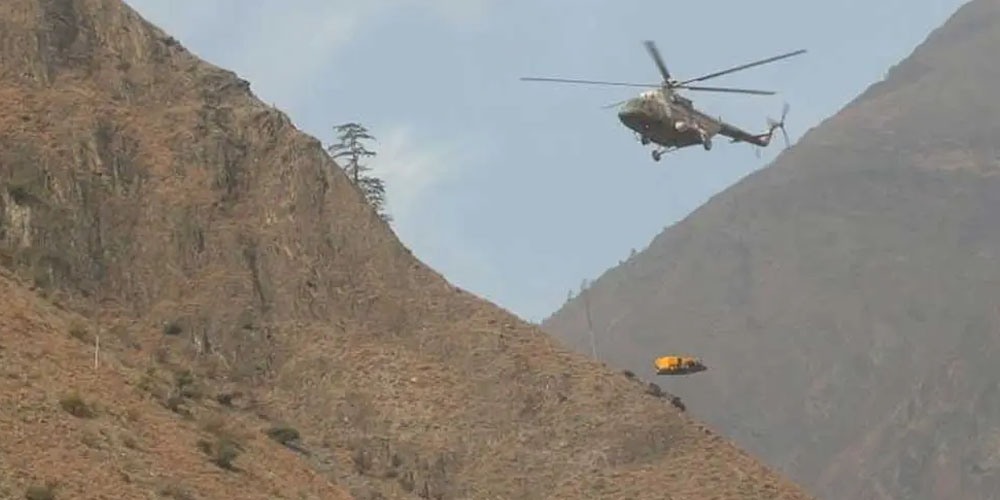हेलिकोप्टरबाट डोजर लगेर सिस्ने हिमालको काखमा सडक बनाइँदै