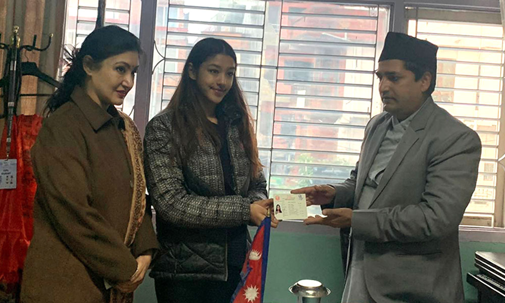 पारस-हिमानी पुत्री कृतिकाले जिप्रका पुगेर लिइन् नेपाली नागरिकता