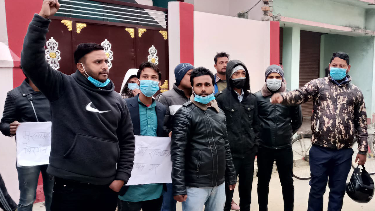 वीरगन्जलाई राजधानी बनाउन माग गर्दै मुख्यमन्त्री घर अगाडि प्रदर्शन