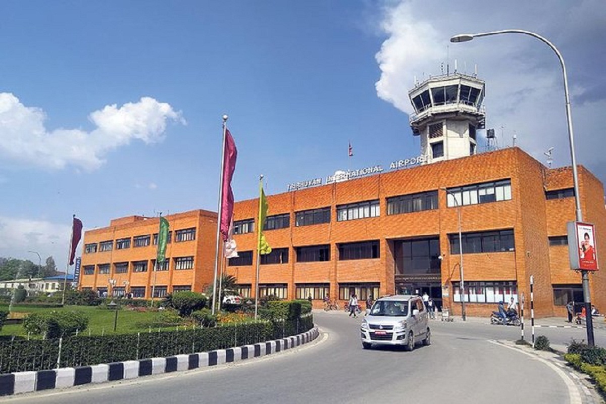 मन्त्री आलेको निर्देशनमा कराेडाैँ राजस्व छलेर भाग्न खाेज्ने क्यासिनो सञ्चालक विमानस्थलबाटै पक्राउ