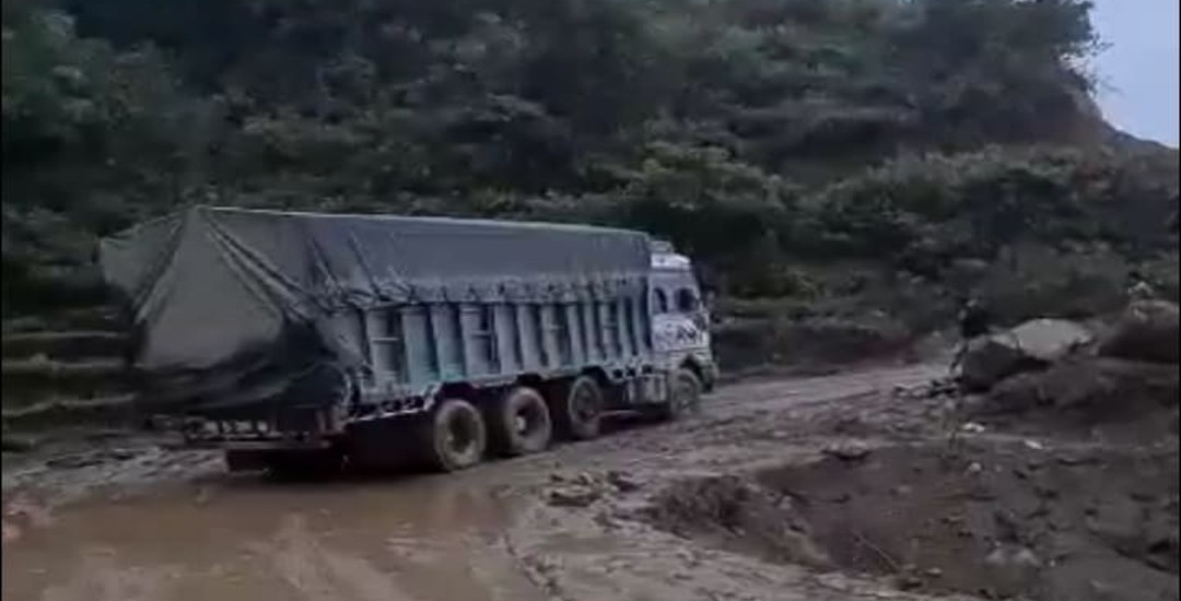 डुम्रे-बेसीशहर सडक दुई लेनमा स्तराेन्नति हुँदै
