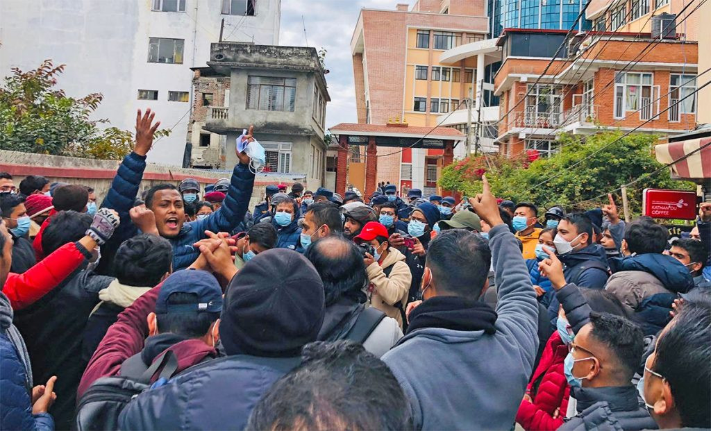 लोकसेवा आयोगमा नतिजा प्रकाशनको माग गर्दै परीक्षार्थीको प्रदर्शन