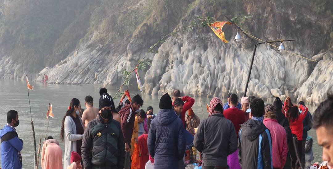 निषेधाज्ञाका बीच देवघाटमा मकर स्नान गर्नेको घुइँचो