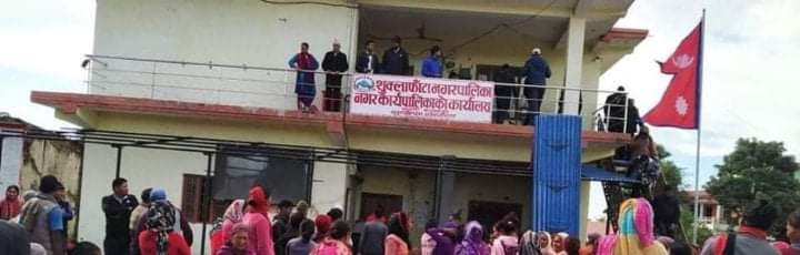 काँग्रेसका वडाध्यक्षले लगाए नगर पालिकामा ताला