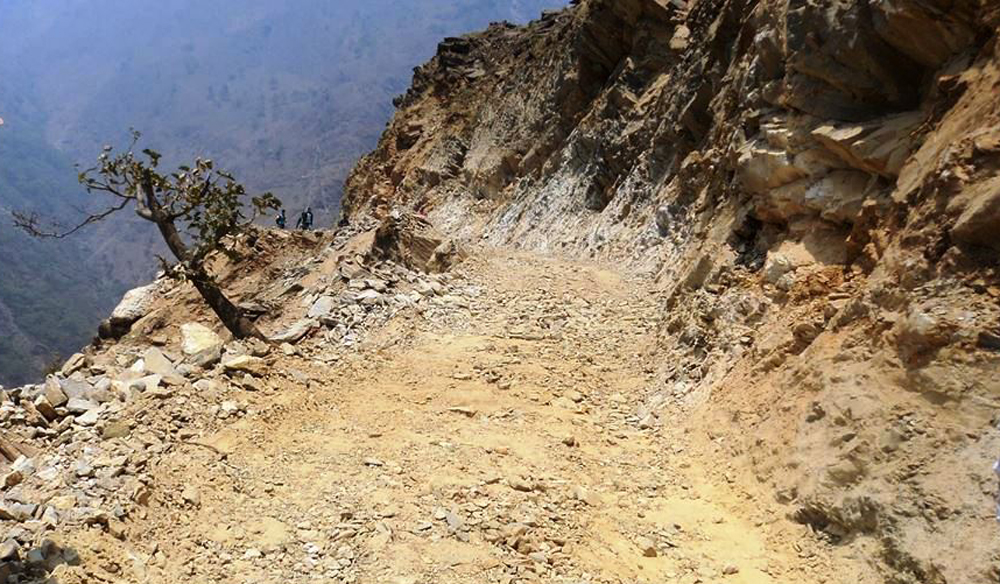 सेनाले खोल्यो दार्चुला–तिङ्कर सडककाे ट्र्याक