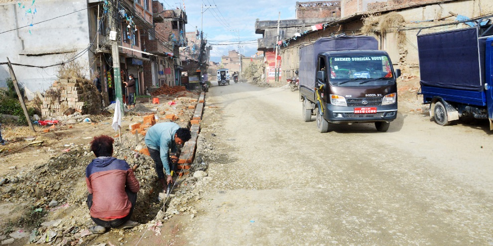 सुनाकोठी सडकमा मापदण्ड मिचेर पर्खाल