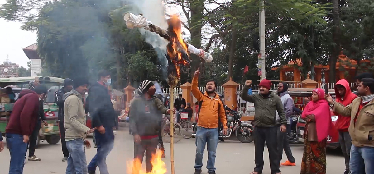 मधेश प्रदेशप्रति असहमति राख्दै जनकपुरमा पुत्ला जलाइयो