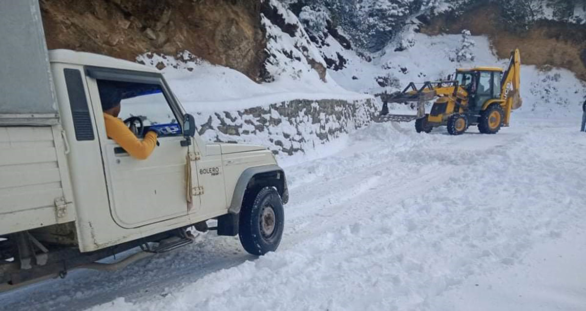 हिमपातका कारण तीन दिनदेखि सिद्धिचरण राजमार्ग अवरुद्ध