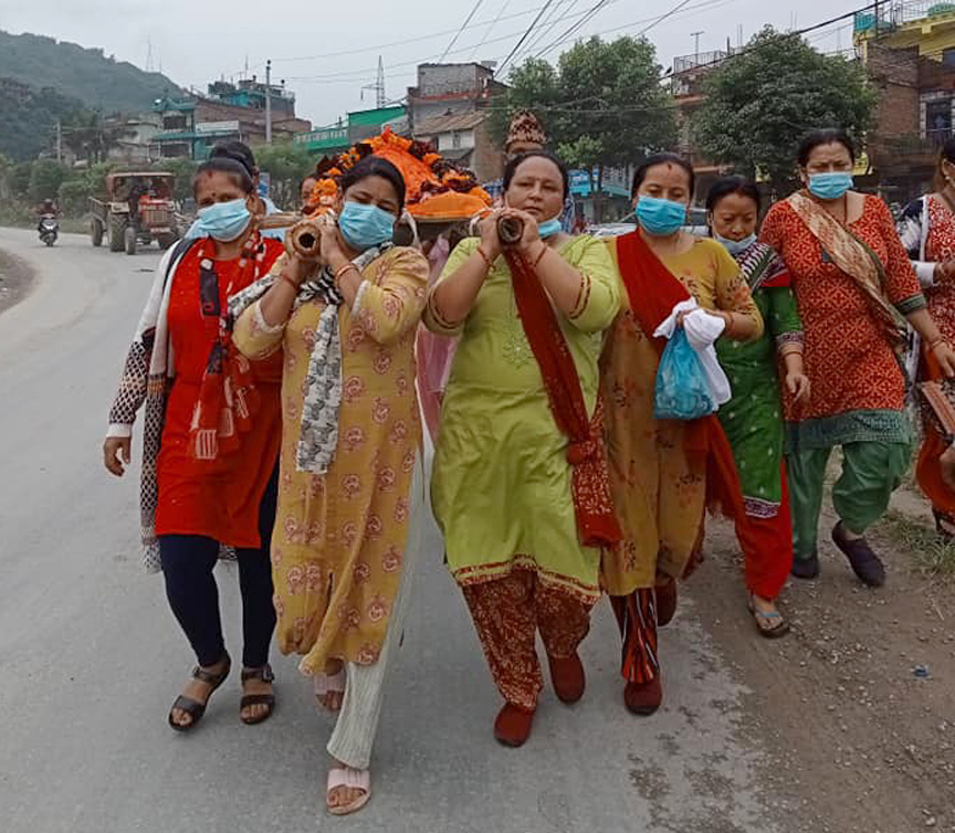 कुरीतिको जालो तोड्दै महिला : घरदेखि घाटसम्मै रीति