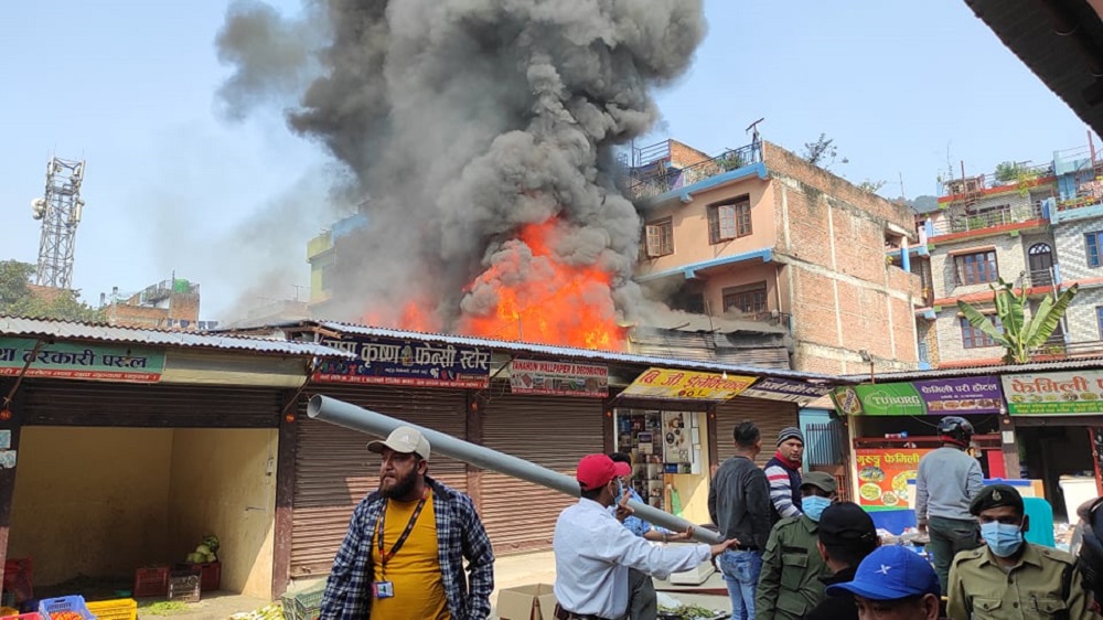 दमौलीमा आगलागी, नियन्त्रणको प्रयास जारी