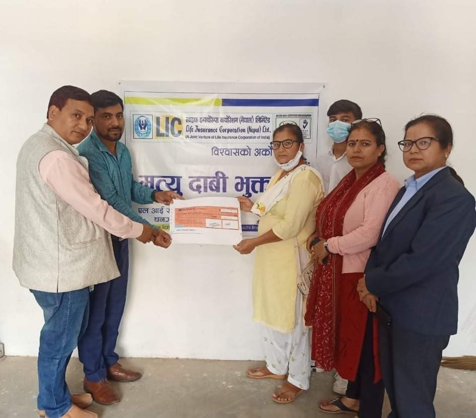 एलआईसी नेपाल धनगढी शाखाद्वारा ५२ लाख ८० हजारकाे मृत्यु दाबीको चेक हस्तान्तरण