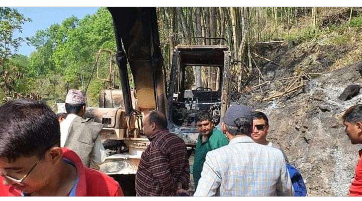 बाटो खन्न हिँडेको स्काभेटरमा आगजनी