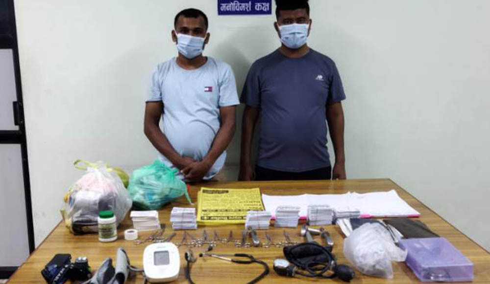 प्रहरीद्वारा दुई नक्कली डाक्टर पक्राउ