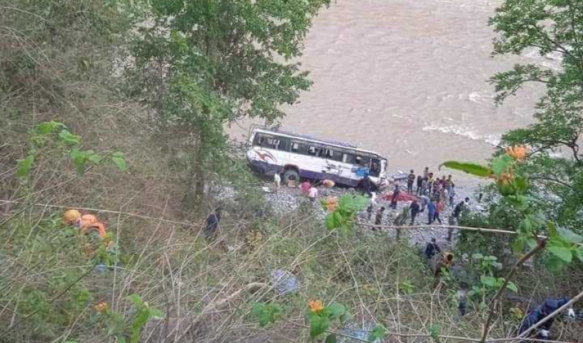 डोटीमा बस दुर्घटना हुँदा १२ जना घाइते