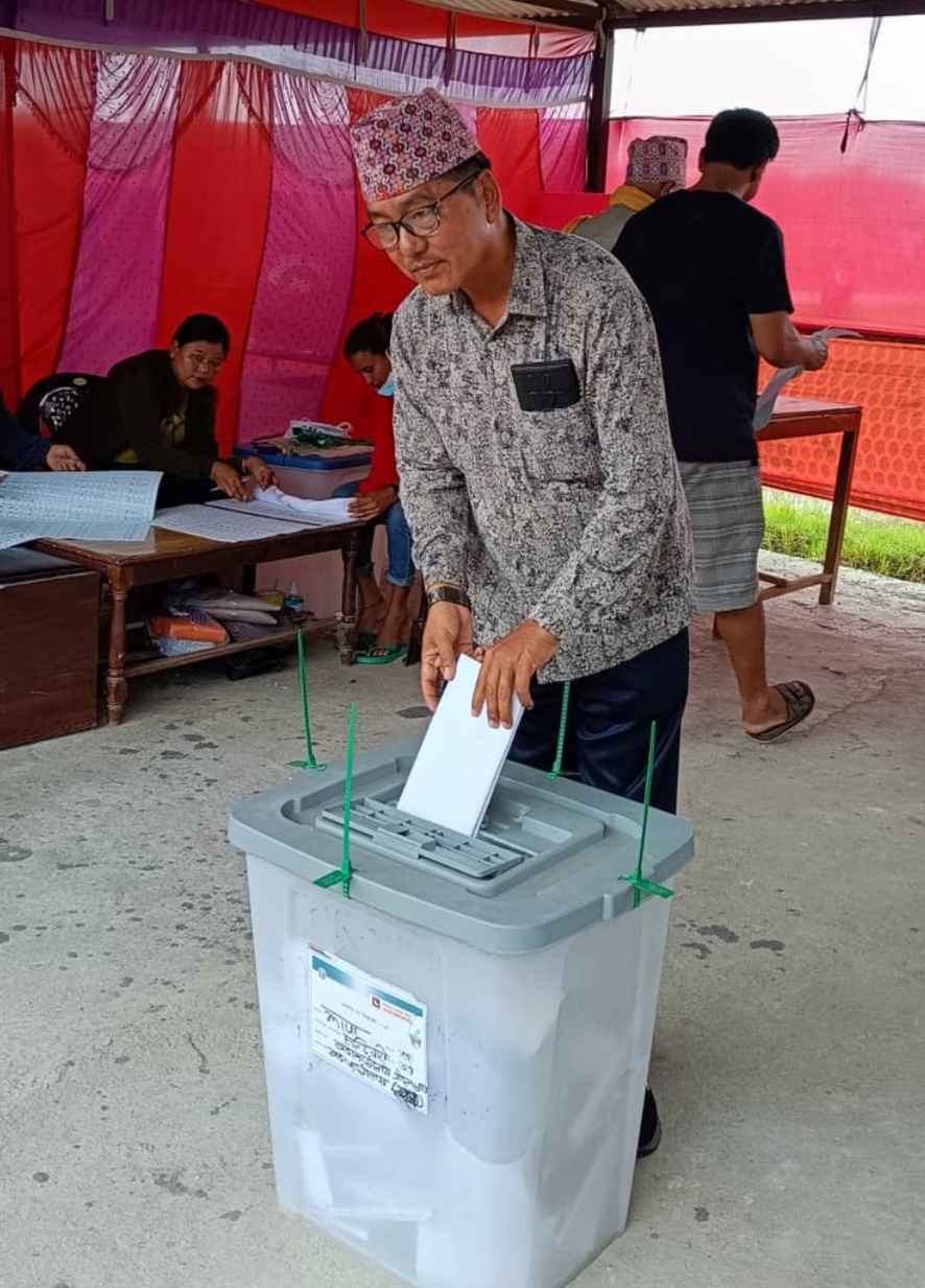 राप्रपा अध्यक्ष लिङदेनले गरे झापाबाट मतदान