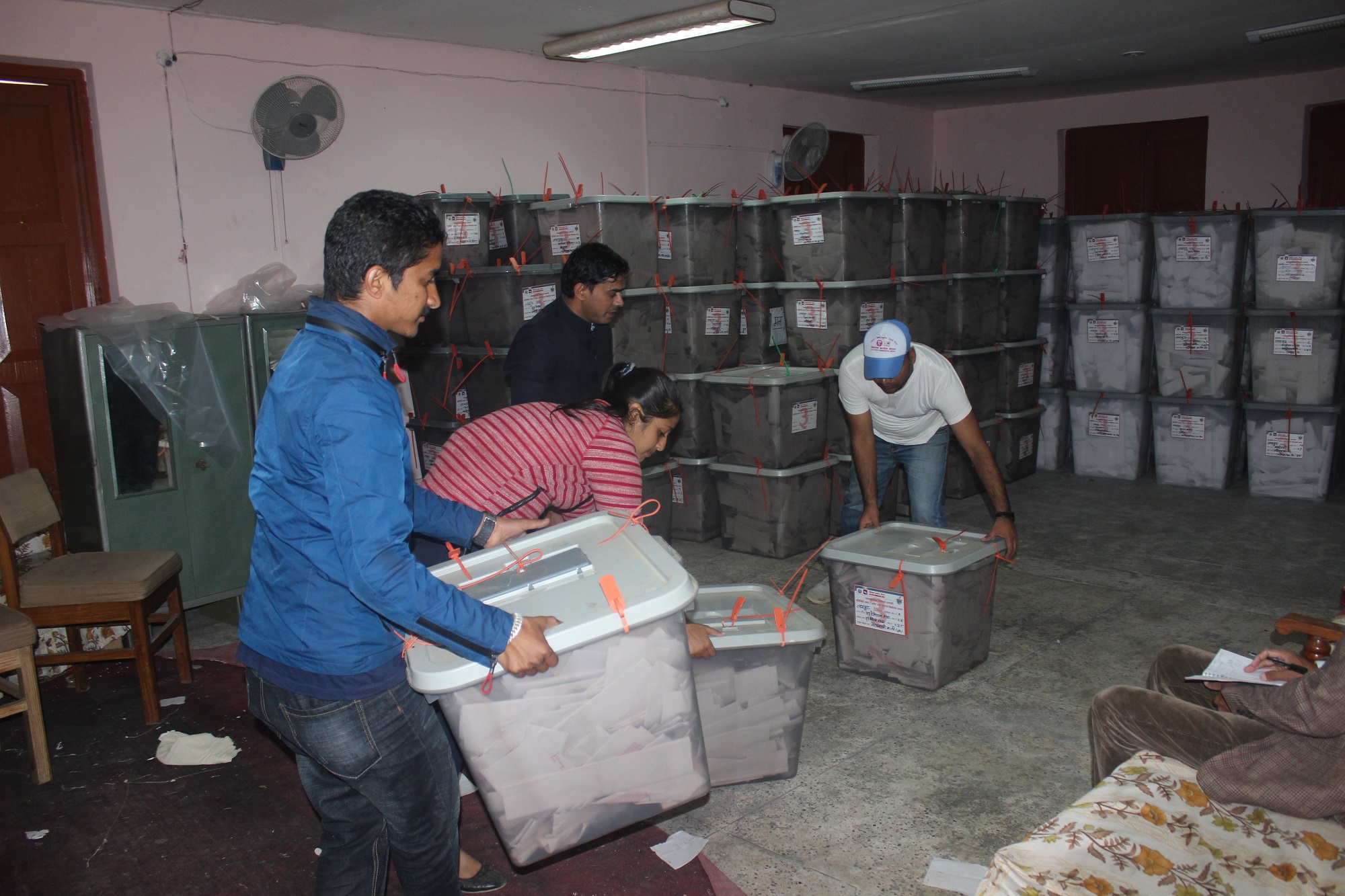 शुक्रबारसम्म मतपत्र ढुवानी सकिने