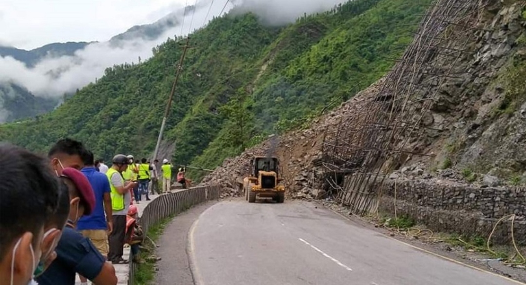 चार किलोमा पुन: पहिरो खस्दा तीन मोटरसाइकलमा क्षति, तीन जना घाइते