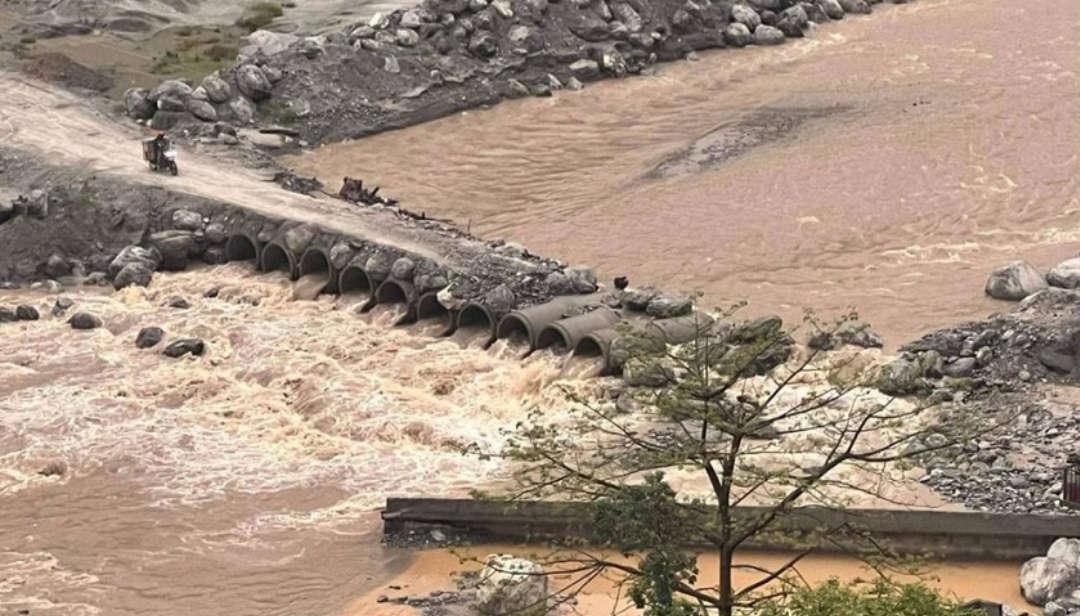 बाढीले मेलम्चीस्थित फट्टेको पुलमा क्षति, मध्यरातमा स्थानीयको भागाभाग