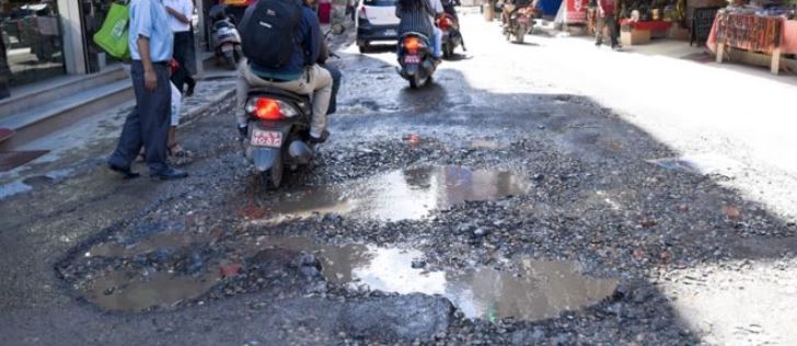 राजमार्ग मर्मत नहुँदा दुर्घटनाको जोखिम बढ्दै गएको भन्दै आन्दोलन