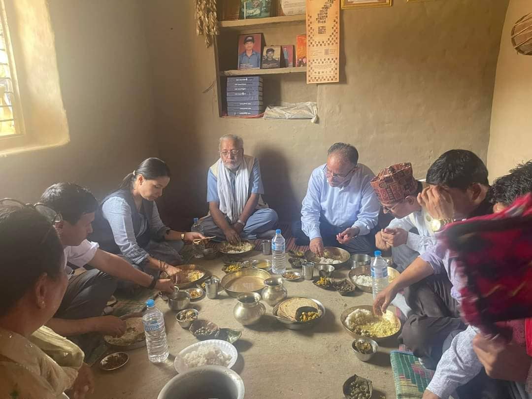 बर्दियामा प्रचण्ड : भुईँमा पलेँटी कसेर घोंगीसँग खाना
