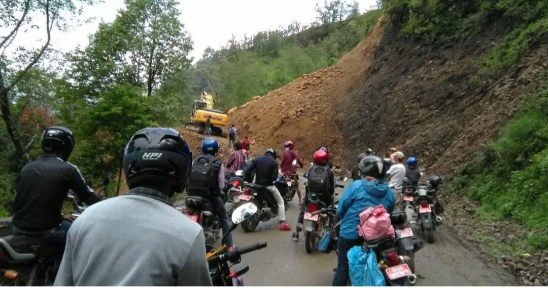 पहिराले मध्यपहाडी लोकमार्ग अवरुद्ध