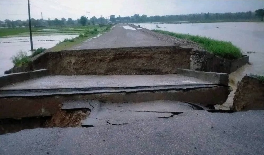 वर्षाले भासियो हुलाकी सडक